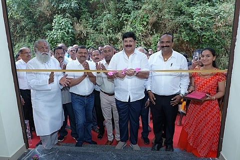 ಕೊಡಗು ಔಷಧ ವ್ಯಾಪಾರಸ್ಥರ ಸಂಘದ ವತಿಯಿಂದ ನಿರ್ಮಿಸಲಾದ ಸಂಘದ ಕಚೇರಿ, ಸಭಾಂಗಣ ಹೊಂದಿರುವ ಫಾರ್ಮಾ ಭವನವನ್ನು ಕರ್ನಾಟಕ ಔಷಧ ವ್ಯಾಪಾರಸ್ಥರ ಸಂಘದ ಅಧ್ಯಕ್ಷ ಆರ್. ರಘುನಾಥ ರೆಡ್ಡಿ ಉದ್ಘಾಟಿಸಿದರು. ಅಜಯ್ ರಾಜ್ ಷಾ, ಕೆ. ಹರೀಶ್, ಅಂಬೇಕಲ್ ಜೀವನ್ ಕುಶಾಲಪ್ಪ, ಬಿ. ಉಮೇಶ್ ಮತ್ತಿತರರು ಇದ್ದರು.