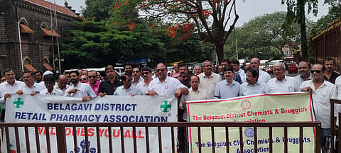 ಆನ್‌ಲೈನ್ ಔಷಧ ಮಾರಾಟ ವಿರೋಧಿಸಿ ಬೆಳಗಾವಿಯಲ್ಲಿ ಬುಧವಾರ ಮೆಡಿಕಲ್ ಶಾಪ್‌ನವರು ಪ್ರತಿಭಟಿಸಿದರು. 