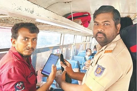  ಲಿಂಗಸುಗೂರಿನಿಂದ ಜೂಲಗುಡ್ಡಕ್ಕೆ ಪ್ರಯಾಣಿಸಲು ಸ್ಕಾೃನ್‌ಮಾಡಿ ಹಣ ಪಾವತಿ ಮಾಡಿದ ಪ್ರಯಾಣಿಕ.  
