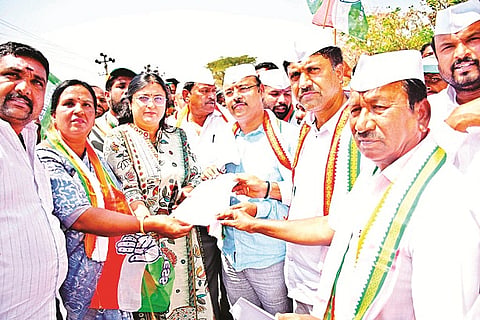ವಿಧಾನ ಪರಿಷತ್ ಸದಸ್ಯ ಡಾ.ಯತೀಂದ್ರ ಸಿದ್ದರಾಮಯ್ಯ ಅವರ ನೇತೃತ್ವದಲ್ಲಿ ಮಲ್ಲೂಪುರದಿಂದ ಮಡಹಳ್ಳಿ ಗ್ರಾಮದವರೆಗೆ ಪಾದಯಾತ್ರೆ ನಡೆಯಿತು. ಬಿ.ಜೆ.ವಿಜಯ್ ಕುಮಾರ್, ಸ್.ಸಿ.ಬಸವರಾಜು, ಹಾಡ್ಯ ರಂಗಸ್ವಾಮಿ, ಇಂಧನ್ ಬಾಬು, ಎಂ.ಸಿ.ಹುಂಡಿ ಶಿವಪ್ರಸಾದ್, ಕೆಂಪಣ್ಣ, ಹೊಸಕೋಟೆ ಬಸವರಾಜು, ರಮೇಶ್ ಇತರರಿದ್ದರು.
