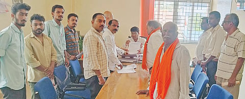 ಗೋ ರಕ್ಷಣೆಗಾಗಿ ಗೋಮಾತೆಯ ಗೌರವದ ಅಭಿಯಾನ ಸಮಿತಿ ವತಿಯಿಂದ ದಾಂಡೇಲಿಯ ಅಂಬೆವಾಡಿಯಲ್ಲಿರುವ ತಾಲೂಕು ಆಡಳಿತ ಸೌಧದಲ್ಲಿ  ತಹಸೀಲ್ದಾರ್ ಶೈಲೇಶ ಪರಮಾನಂದ ಅವರ ಮೂಲಕ  ಮನವಿಯನ್ನು ಸಲ್ಲಿಸಲಾಯಿತು. ವಿಶ್ವ ಹಿಂದೂ ಪರಿಷತ್ ತಾಲೂಕು ಅಧ್ಯಕ್ಷ ಶ್ರೀನಾಥ ಪಾಸಲ್ಕರ, ಮುಖಂಡರಾದ ವಾಸುದೇವ ಪ್ರಭು, ನಾಮದೇವ ಇತರರಿದ್ದರು.