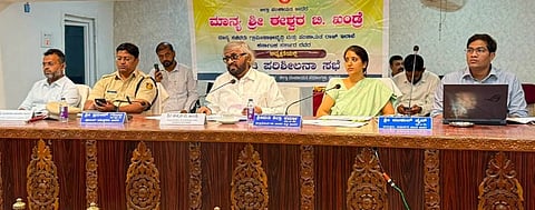 ಬೀದರ್‌ನಲ್ಲಿ ಆಯೋಜಿಸಿದ ಪ್ರಗತಿ ಪರಿಶೀಲನೆ ಸಭೆಯಲ್ಲಿ ಸಚಿವ ಈಶ್ವರ ಖಂಡ್ರೆ ಮಾತನಾಡಿದರು. ಡಿಸಿ ಶಿಲ್ಪಾ ಶರ್ಮಾ, ಎಸ್‌ಪಿ ಪ್ರದೀಪ್ ಗುಂಟಿ, ಸುಮೀತ್‌ಕುಮಾರ್, ಮುಕುಲ್ ಜೈನ್ ಇದ್ದರು.