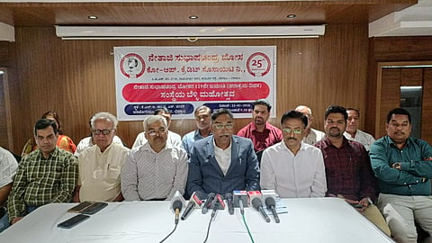 ಸುದ್ದಿಗೋಷ್ಠಿಯಲ್ಲಿ  ಎಂ.ಬಿ.ಝಿರಲಿ ಮಾತನಾಡಿದರು.