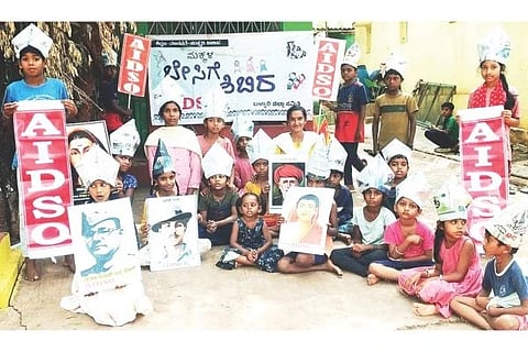 ಸಂಡೂರು ತಾಲೂಕಿನ ಎನ್‌ಎಂಡಿಸಿ ಶಾಂತಿನಗರದಲ್ಲಿ ಎಐಡಿಎಸ್‌ಒನಿಂದ ಮಕ್ಕಳಿಗೆ ಉಚಿತ ಬೇಸಿಗೆ ಶಿಬಿರ ಮಂಗಳವಾರ ಜರುಗಿತು. ಎಐಡಿಎಸ್‌ಒ ಜಿಲ್ಲಾ ಉಪಾಧ್ಯಕ್ಷೆ ಶಾಂತಿ, ವಿದ್ಯಾರ್ಥಿಗಳಿದ್ದರು.