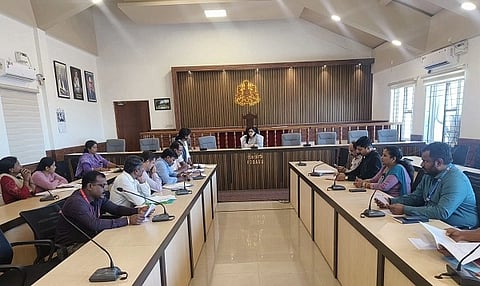 ಜಿಲ್ಲಾ ಮಟ್ಟದ ಅನುಷ್ಠಾನ ಸಮಿತಿ ಸಭೆಯಲ್ಲಿ ಹೆಚ್ಚುವರಿ ಜಿಲ್ಲಾಧಿಕಾರಿ ಆರ್.ಐಶ್ವರ್ಯ ಮಾತನಾಡಿದರು. ಟಿ.ಕಾವೇರಿ, ಬಿ.ಎಸ್.ಚಂದ್ರಶೇಖರ್, ಸಿ.ಎನ್.ರಘು ಇತರರಿದ್ದರು.