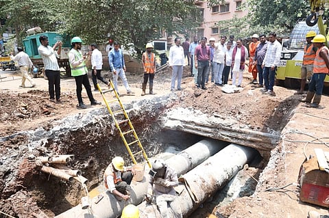 Pipeline ಹುಬ್ಬಳ್ಳಿಯ ದೇಸಾಯಿ ಸರ್ಕಲ್​ನಲ್ಲಿ ಒಡೆದಿರುವ ಕುಡಿಯುವ ನೀರು ಪೂರೈಕೆ ಪೈಪ್​ನ ದುರಸ್ತಿ ಕಾಮಗಾರಿಯನ್ನು ಶಾಸಕ ಮಹೇಶ ಟೆಂಗಿನಕಾಯಿ ವೀಕ್ಷಿಸಿದರು. 