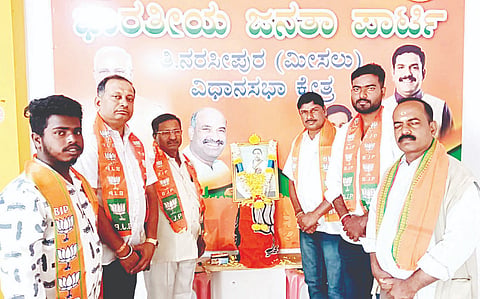ತಿ.ನರಸೀಪುರ ಪಟ್ಟಣದ ಬಿಜೆಪಿ ಕಚೇರಿಯಲ್ಲಿ ಶುಕ್ರವಾರ ಸಂಗೀತ ರತ್ನ, ವಿದ್ವಾನ್ ಪಿಟೀಲು ಟಿ.ಚೌಡಯ್ಯ ಅವರ ದಿನಾಚಾರಣೆಯನ್ನು ಆಚರಿಸಲಾಯಿತು. ಕರೋಹಟ್ಟಿ ಮಹದೇವಯ್ಯ, ಕೆ.ನಂಜುಂಡಸ್ವಾಮಿ, ರಘು, ರಾಜಶೇಖರ ಇತರರಿದ್ದರು.