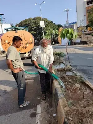 ಕೋಲಾರದ ವಿವಿಧ ಸಂಘ-ಸಂಸ್ಥೆಗಳಿಂದ ನಾಟಿ ಮಾಡಲಾಗಿರುವ ಗಿಡಗಳಿಗೆ ಟ್ಯಾಂಕರ್ ಮೂಲಕ ನೀರು ಹರಿಸುತ್ತಿರುವುದು.