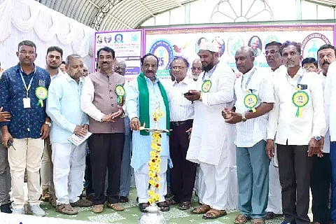 ಹುಬ್ಬಳ್ಳಿಯಲ್ಲಿ (Plumber) ಆಯೋಜಿಸಿರುವ ಎರಡು ದಿನಗಳ ಹುಬ್ಬಳ್ಳಿ ಧಾರವಾಡ ಜಿಲ್ಲಾ ಲೈಸನ್ಸ್ಡ್ ಪ್ಲಂಬರ್ ಸಂಘದ ರಜತ ಮಹೋತ್ಸವ ಹಾಗೂ ಪ್ಲಂಬಿಂಗ್ ವಸ್ತು ಪ್ರದರ್ಶನವನ್ನು ಶಾಸಕ ಎನ್.ಎಚ್. ಕೋನರಡ್ಡಿ ಭಾನುವಾರ ಉದ್ಘಾಟಿಸಿದರು. ಎಂ.ಆರ್. ಪಾಟೀಲ, ರಾಜೇಂದ್ರ ಮಹಿಪತಿ, ಎಂ.ಎಚ್. ಮುಲ್ಲಾ, ಅಬ್ದುಲನಬಿ ನದಾಫ್, ಇತರರು ಇದ್ದರು.