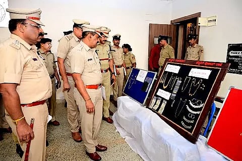ದಾವಣಗೆರೆ ಜಿಲ್ಲಾ ಪೊಲೀಸ್ ಕಚೇರಿಯಲ್ಲಿ ಸೋಮವಾರ, ವಿವಿಧ ಪ್ರಕರಣಗಳಲ್ಲಿ ವಶಪಡಿಸಿಕೊಂಡ ಸ್ವತ್ತುಗಳನ್ನು ಎಸ್ಪಿ ಶೇಖರ್ ಎಚ್.ಟಿ. ವೀಕ್ಷಿಸಿದರು. ಪರಮೇಶ್ವರ ಹೆಗಡೆ, ರುದ್ರೇಶ್ ಎಸ್. ಉಜ್ಜನಕೊಪ್ಪ, ಎಂ.ಆರ್. ಚೌಬೆ ಇದ್ದರು.