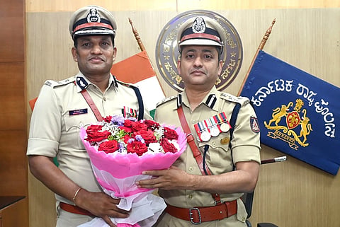 compol ಹುಬ್ಬಳ್ಳಿ ಧಾರವಾಡ ನೂತನ ಪೊಲೀಸ್​ ಆಯುಕ್ತರಾಗಿ ಅಧಿಕಾರ ವಹಿಸಿಕೊಂಡ ಭೂಷಣ್​ ಬೋರಸೆ ಅವರಿಗೆ ನಿರ್ಗಮಿತ ಆಯುಕ್ತ ಎನ್​. ಶಶಿಕುಮಾರ ಅಭಿನಂದಿಸಿದರು.