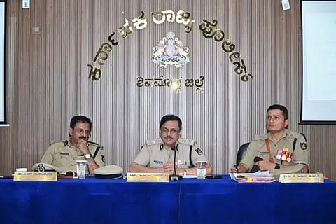 ಶಿವಮೊಗ್ಗ ಜಿಲ್ಲಾ ಪೊಲೀಸ್ ಅಧಿಕಾರಿಗಳೊಂದಿಗೆ ಡಿಜಿಪಿ ಡಾ. ಎಂ.ಎ.ಸಲೀಂ ಅವರು ಕಾನೂನು ಸುವ್ಯವಸ್ಥೆ ಕುರಿತು ಸಭೆ ನಡೆಸಿದರು. ಡಾ. ಬಿ.ಆರ್.ರವಿಕಾಂತೇಗೌಡ, ಜಿ.ಕೆ.ಮಿಥುನ್‌ಕುಮಾರ್ ಇದ್ದರು.