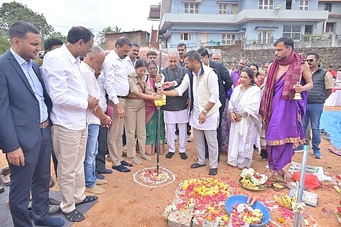 ಮಡಿಕೇರಿ ಮೈತ್ರಿ ಪೊಲೀಸ್ ಸಮುದಾಯ ಭವನದ ಸಮೀಪ ನೂತನ ಪೊಲೀಸ್ ವಸತಿ ಗೃಹ ಕಟ್ಟಡದ ನಿರ್ಮಾಣ ಕಾರ್ಯಕ್ಕೆ ಸಣ್ಣ ನೀರಾವರಿ, ವಿಜ್ಞಾನ ಮತ್ತು ತಂತ್ರಜ್ಞಾನ ಹಾಗೂ ಕೊಡಗು ಜಿಲ್ಲಾ ಉಸ್ತುವಾರಿ ಸಚಿವ ಎನ್.ಎಸ್. ಬೋಸರಾಜು ಭೂಮಿಪೂಜೆ ನೆರವೇರಿಸಿದರು. ಡಾ. ಮಂತರ್ ಗೌಡ, ಸಿ.ಎಸ್. ಅರುಣ್ ಮಾಚಯ್ಯ, ಪಿ. ಕಲಾವತಿ, ಟಿ.ಎಂ. ಧರ್ಮಜ ಉತ್ತಪ್ಪ, ಅಪ್ಪಣ್ಣ, ಎಸ್.ಜೆ. ಸೋಮಶೇಖರ್, ಆನಂದ್ ಪ್ರಕಾಶ್ ಮೀನಾ, ಆರ್.ಎನ್. ಬಿಂದುಮಣಿ ಮತ್ತಿತರರು ಈ ಸಂದರ್ಭ ಇದ್ದರು.