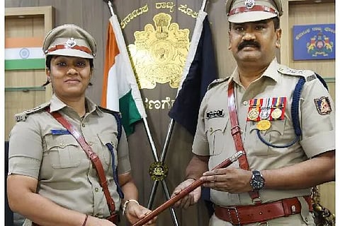 ದಾವಣಗೆರೆ ಜಿಲ್ಲಾ ಪೊಲೀಸ್ ಕಚೇರಿಯಲ್ಲಿ ಬುಧವಾರ, ನೂತನ ಎಸ್ಪಿ ಶೇಖರ್ ಎಚ್. ತೆಕ್ಕಣ್ಣವರ್, ಉಮಾ ಪ್ರಶಾಂತ್ ಅವರಿಂದ ಅಧಿಕಾರ ಸ್ವೀಕರಿಸಿದರು.