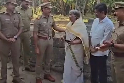 ಕೇರಳದ ಮಹಿಳೆ ಪ್ರಭಾವತಿ ಅವರಿಗೆ ಅಭಿನಂದಿಸಿದ MVD ಅಧಿಕಾರಿಗಳು (ಚಿತ್ರ X)