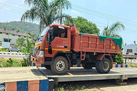 ಕುಶಾಲನಗರ ಪೊಲೀಸರು ವಶಪಡಿಸಿಕೊಂಡಿರುವ ನಿಯಮಗಳನ್ನು ಉಲ್ಲಂಘಿಸಿ, ಮುಂಜಾಗ್ರತಾ ಕ್ರಮ ಕೈಗೊಳ್ಳದೆ ಸಂಚರಿಸುತ್ತಿದ್ದ ಜಲ್ಲಿಕಲ್ಲು ತುಂಬಿದ ವಾಹನ