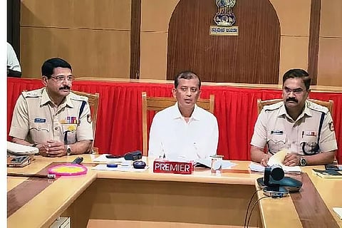 ಸಿವಿಲ್ ಪೊಲೀಸ್ ಕಾನ್‌ಸ್ಟೇಬಲ್ ಪರೀಕ್ಷೆ ಸಿದ್ಧತೆ ಕುರಿತು ನಡೆದ ಸಭೆಯಲ್ಲಿ ಜಿ.ಎಂ. ಗಂಗಾಧರ ಸ್ವಾಮಿ, ಶೇಖರ್ ಎಚ್.ಟಿ, ಪರಮೇಶ್ವರ ಹೆಗಡೆ ಇದ್ದರು.