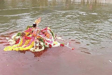 ಭಾಗಮಂಡಲದಲ್ಲಿ ನಡೆದ ಪೊಲಿಂಕಾನ ಉತ್ಸವ ಕಾರ್ಯಕ್ರಮದ ಹಿನ್ನೆಲೆಯಲ್ಲಿ ಳೆದಿಂಡಿನಿAದ ತಯಾರಿಸಿದ ಸುಮಂಗಲಿ ಮಂಟಪಕ್ಕೆ ಪೂಜೆ ಸಲ್ಲಿಸಲಾಯಿತು. 24ಎಂಡಿಕೆ04: ಭಾಗಮಂಡಲದಲ್ಲಿ ನಡೆದ ಪೊಲಿಂಕಾನ ಉತ್ಸವ ಕಾರ್ಯಕ್ರಮದ ಅಂಗವಾಗಿ ಪೂಜೆಯ ನಂತರ ಅಲಂಕೃತ ಮಂಟ¥ವನ್ನು ಕಾವೇರಿ ನದಿಯಲ್ಲಿ ತೇಲಿಬಿಡಲಾಯಿತು.