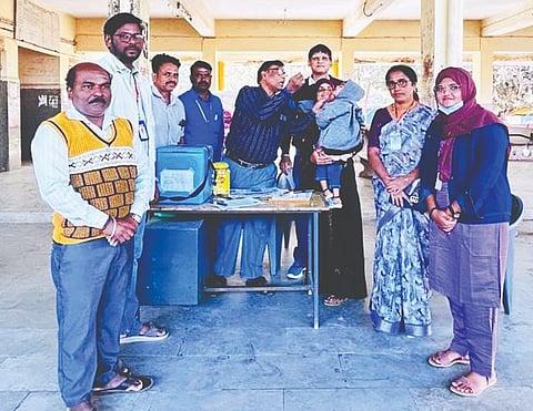 ನರೇಗಲ್ಲನ ಬಸ್ ನಿಲ್ದಾಣದಲ್ಲಿ ಭಾನುವಾರ ಪಲ್ಸ್ ಪೋಲಿಯೋ (polio)ಲಸಿಕಾ ಕಾರ್ಯಕ್ರಮಕ್ಕೆ ಡಾ. ಕೆ.ಬಿ. ಧನ್ನೂರ ಮಕ್ಕಳಿಗೆ ಲಸಿಕೆ ಹಾಕುವ ಮೂಲಕ ಚಾಲನೆ ನೀಡಿದರು. 