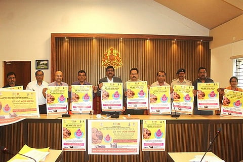  ರಾಷ್ಟಿçÃಯ ಪಲ್ಸ್ ಪೋಲಿಯೋ ಲಸಿಕಾ ಕಾರ್ಯಕ್ರಮದ ಪೂರ್ವಭಾವಿ ಸಭೆಯಲ್ಲಿ ಪೋಲಿಯೋ ಲಸಿಕೆ ಜಾಗೃತಿ ಪೋಸ್ಟರ್ ಬಿಡುಗಡೆ ಮಾಡಲಾಯಿತು. ಎಸ್.ಜೆ. ಸೋಮಶೇಖರ್, ಡಾ. ಸತೀಶ್ ಕುಮಾರ್, ರಾಮಚಂದ್ರ, ಪ್ರಸನ್ನ ಕುಮಾರ್, ಮೋಹನ್ ಕುಮಾರ್ ಮತ್ತಿತರರು ಇದ್ದರು.