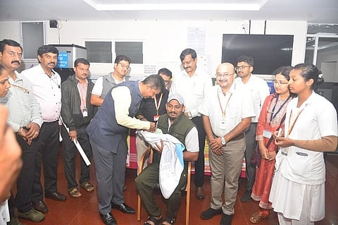 ನಗರದ ವೈದ್ಯಕೀಯ ವಿಜ್ಞಾನ ಸಂಸ್ಥೆಯ ಮಹಿಳಾ ಮತ್ತು ಮಕ್ಕಳ ವಿಭಾಗದಲ್ಲಿ ವಿವಿಧ ಸಂಸ್ಥೆಗಳ ಮುಖ್ಯಸ್ಥರು ಪೋಲಿಯೀ ಹನಿ ನೀಡಿದರು. ರವೀಂದ್ರ ರೈ, ಮನೋಹರ್ ಕಾಮತ್, ರತನ್ ತಮ್ಮಯ್ಯ ಮತ್ತಿತರರು ಇದ್ದರು.