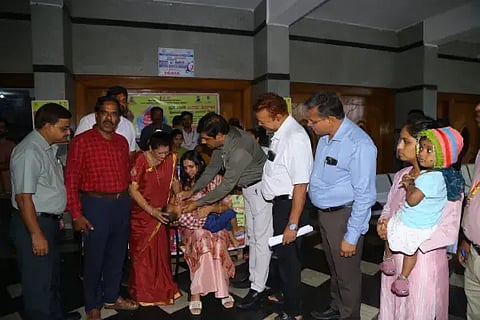 ಶಿವಮೊಗ್ಗದಲ್ಲಿ ಪಲ್ಸ್ ಪೋಲಿಯೋ ಅಭಿಯಾನಕ್ಕೆ ಡಾ. ರಘುನಂದನ್ ಚಾಲನೆ ನೀಡಿದರು. ಡಾ. ಗೀತಾ, ಡಾ, ಮಲ್ಲಪ್ಪ, ಜಿ.ವಿಜಯಕುಮಾರ್, ಡಾ. ಚಂದ್ರಶೇಖರ್ ಇತರರಿದ್ದರು.