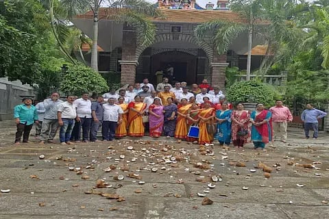 ಡಿ.ಕೆ.ಶಿವಕುಮಾರ್ ಅವರ ಯಶಸ್ಸಿಗೆ ಪ್ರಾರ್ಥಿಸಿ ಒಕ್ಕಲಿಗರ ಒಕ್ಕೂಟದಿಂದ ಶಿವಮೊಗ್ಗ ಶರಾವತಿ ನಗರದ ಕಾಲಭೈರವೇಶ್ವರ ದೇವಾಲಯದಲ್ಲಿ 101 ಈಡುಗಾಯಿ ಒಡೆಯಲಾಯಿತು. ಗೋ.ರಮೇಶ್‌ಗೌಡ, ಶಾಂತಾ ಸುರೇಂದ್ರ ಇತರರಿದ್ದರು.