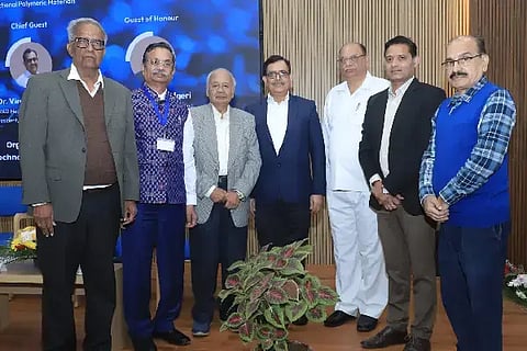 ಹುಬ್ಬಳ್ಳಿ ಕೆಎಲ್​ಇ Polymer Science) ತಾಂತ್ರಿಕ ವಿಶ್ವ ವಿದ್ಯಾಲಯದ ಸ್ಕೂಲ್ ಆಫ್ ಅಡ್ವಾನ್ಸ್ಡ್ ಸೈನ್ಸ್ ಸ್ ವತಿಯಿಂದ ಆಯೋಜಿಸಿರುವ ಭಾರತೀಯ ರಸಾಯನಶಾಸ್ತ್ರಜ್ಞರ ಮಂಡಳಿಯ 44ನೇ ರಾಷ್ಟ್ರೀಯ ಸಮ್ಮೇಳನದಲ್ಲಿ ಮಂಗಳವಾರ ಪಾಲಿಮರ್ ಸೈನ್ಸ್ ರಾಷ್ಟ್ರೀಯ ವಿಚಾರ ಸಂಕಿರಣದಲ್ಲಿ ಡಾ. ವೀರೇಂದ್ರ ಗುಪ್ತಾ, ಡಾ. ತೇಜರಾಜ ಅಮೀನಭಾವಿ, ಪ್ರೊ. ಆನಂದ ಹಲಗೇರಿ, ಪ್ರೊ. ರಂಜಿತ ವರ್ವ, ಇತರರು ಇದ್ದರು.