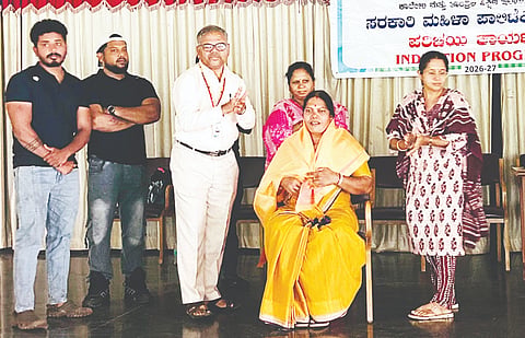 ಹುಬ್ಬಳ್ಳಿಯ polytechnic ಸರ್ಕಾರಿ ಮಹಿಳಾ ಪಾಲಿಟೆಕ್ನಿಕ್‌ನಲ್ಲಿ ಇತ್ತೀಚೆಗೆ ಏರ್ಪಡಿಸಿದ್ದ ಆತ್ಮ ರಕ್ಷಣೆ ಕೌಶಲಗಳ ಕುರಿತು ತರಬೇತಿ ಕಾರ್ಯಕ್ರಮದಲ್ಲಿ  ಸಾವಿತ್ರಿ ಜಂಗಾನಿ ಅವರನ್ನು ಸನ್ಮಾನಿಸಲಾಯಿತು.