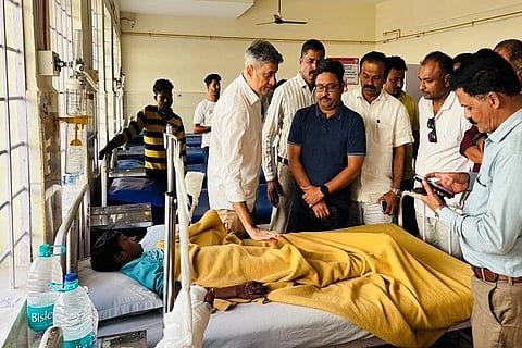  ಆಕಸ್ಮಿಕ ಪಟಾಕಿ ಸಿಡಿತದಿಂದ ಬೆರಳು ಕಳೆದುಕೊಂಡು ಚಿಕಿತ್ಸೆ ಪಡೆದು ಚೇತರಿಸಿಕೊಳ್ಳುತ್ತಿರುವ ಗೋಣಿಕೊಪ್ಪಲುವಿನ ಪವನ್ ಆರೋಗ್ಯವನ್ನು ಶಾಸಕ ಪೊನ್ನಣ್ಣ ವಿಚಾರಿಸಿದರು. . ಡಾ. ಲೋಕೇಶ್ ಕುಮಾರ್, ಡಾ. ಅಭಿನಂದನ್, ಅಪ್ರು ರವೀಂದ್ರ, ಸೂರಜ್ ಹೊಸೂರು, ಪ್ರಭುರೈ ಮತ್ತಿತರರು ಇದ್ದರು.