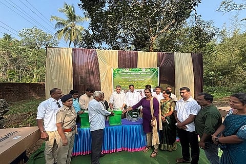ಜೇನು ಸಾಕಾಣಿಕೆಯ ಪೆಟ್ಟಿಗೆಯನ್ನು ಮುಖ್ಯಮಂತ್ರಿ ಅವರ ಕಾನೂನು ಸಲಹೆಗಾರರು ಹಾಗೂ ವಿರಾಜಪೇಟೆ ವಿಧಾನಸಭಾ ಕ್ಷೇತ್ರದ ಶಾಸಕರಾದ ಎ.ಎಸ್.ಪೊನ್ನಣ್ಣ ಅವರು ವಿತರಿಸಿದರು.