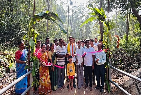 ಊರುಬೈಲು ಬಳಿ ೪೩ ಲಕ್ಷ ರೂ. ವೆಚ್ಚದಲ್ಲಿ ನೂತನವಾಗಿ ನಿರ್ಮಿಸಿರುವ ಕಿರು ಸೇತುವೆಯನ್ನು ಶಾಸಕ ಎ.ಎಸ್.ಪೊನ್ನಣ್ಣ ಅವರು ಉದ್ಘಾಟಿಸಿದರು.