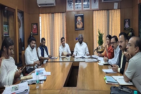  ಕೊಡಗು ಜಿಲ್ಲೆಯಲ್ಲಿನ ಮಾನವ - ವನ್ಯಜೀವಿ ಸಂಘರ್ಷ ಹೆಚ್ಚಾಗುತ್ತಿದ್ದು ಆನೆದಾಳಿಗೆ ಮಾನವ ಪ್ರಾಣ ಹಾನಿ ಪ್ರಕರಣಗಳ ಸಂಖ್ಯೆ ಜಾಸ್ತಿ ಆಗುತ್ತಿರುವ ಹಿನ್ನೆಲೆಯಲ್ಲಿ ಬೆಂಗಳೂರಿನಲ್ಲಿ ಅರಣ್ಯ, ಜೀವಶಾಸ್ತ್ರ ಹಾಗೂ ಪರಿಸರ ಸಚಿವ ಈಶ್ವರ ಖಂಡ್ರೆ ನೇತೃತ್ವದಲ್ಲಿ ಉನ್ನತ ಮಟ್ಟದ ಸಭೆ ನಡೆಯಿತು. ಎ.ಎಸ್. ಪೊನ್ನಣ್ಣ, ಡಾ. ಮಂತರ್ ಗೌಡ ಹಾಗೂ ಅರಣ್ಯ ಇಲಾಖೆ ಹಿರಿಯ ಅಧಿಕಾರಿಗಳು ಇದ್ದರು.