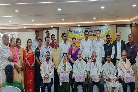 ವಿವಿಧ ಕ್ಷೇತ್ರದಲ್ಲಿನ ಸಾಧಕರನ್ನು ಕೊಡಗು ಗೌಡ ಹಿತರಕ್ಷಣಾ ಸಮಿತಿ ವತಿಯಿಂದ ಏರ್ಪಡಿಸಿದ್ದ ಕಾರ್ಯಕ್ರಮದಲ್ಲಿ ಸನ್ಮಾನಿಸಿ ಗೌರವಿಸಲಾಯಿತು. ಎ.ಎಸ್. ಪೊನ್ನಣ್ಣ, ಧರ್ಮಜ ಉತ್ತಪ್ಪ, ನಂಗಾರು ಸುಮಿತ್ರ ನಿಂಗರಾಜು, ಪ್ರಸನ್ನ ಎಡಿಕೇರಿ, ಪರ್ಮಾಲೆ ಗಣೇಶ್ ಮತ್ತಿತರರು ಇದ್ದರು. 21ಎಂಡಿಕೆ03: ಕೊಡಗು ಗೌಡ ಹಿತರಕ್ಷಣಾ ಸಮಿತಿ ವತಿಯಿಂದ ಏರ್ಪಡಿಸಿದ್ದ ಸಾಧಕರಿಗೆ ಸನ್ಮಾನ ಮತ್ತು ಅಭಿನಂದನಾ ಸಮಾರಂದಲ್ಲಿ ಅರೆಭಾಷಿಕ ಗೌಡ ಜನಾಂಗದವರು ಪಾಲ್ಗೊಂಡಿದ್ದರು.