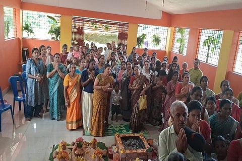 ಮುಳ್ಳುಸೋಗೆ ಗ್ರಾಮ ದೇವತೆ ದೊಡ್ಡಮ್ಮ ದೇವರ ವಾರ್ಷಿಕ ಪೂಜೋತ್ಸವ ಹಿನ್ನೆಲೆಯಲ್ಲಿ ಭಕ್ತರು ಪಾಲ್ಗೊಂಡು ಪ್ರಾರ್ಥನೆ ಸಲ್ಲಿಸಿದರು.