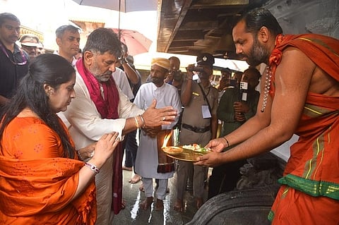 ಹೆಚ್ಚಿನ ಮಳೆ, ಬೆಳೆಯಾಗಿ ನಾಡಿನಲ್ಲಿ ಶಾಂತಿ, ನೆಮ್ಮದಿ ಮತ್ತು ಸಮೃದ್ಧಿ ತರುವಂತಾಗಲಿ ಎಂದು ಪ್ರಾರ್ಥಿಸಿ ಮುಖ್ಯಮಂತ್ರಿ ಡಿ.ಕೆ. ಶಿವಕುಮಾರ್ ಶ್ರೀ ಭಗಂಡೇಶ್ವರನ ಸನ್ನಿಧಿಯಲ್ಲಿ ಪೂಜೆ ಸಲ್ಲಿಸಿದರು. ಉಷಾ ಶಿವಕುಮಾರ್ ಇದ್ದರು.