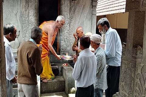 ಕೊಡಗಿನ ಸಾಂಪ್ರದಾಯಿಕ ಕೈಲ್ ಪೊಳ್ದ್ ಹಬ್ಬದ ಮುಂಚಿತವಾಗಿ ಚೆಟ್ಟಳ್ಳಿಯ ಶ್ರೀಮಂಗಲ ಶ್ರೀಭಗವತಿ ದೇವಾಲಯದಲ್ಲಿ ಕೈಲ್ ಪೊಳ್ದ್ ಧಾರೆ ಪೂಜೆ ನೆರವೇರಿತು. ಹಿರಿಯರಾದ ಬಟ್ಟಿರ ಕಾವೇರಪ್ಪ ಮತ್ತಿತರರು ಈ ಸಂದರ್ಭ ಇದ್ದರು.