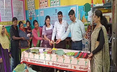 ನಗರದ ಮೂರ್ನಾಡು ಗಾಂಧಿನಗರ ಅಂಗನವಾಡಿ ಕೇಂದ್ರದಲ್ಲಿ ಇತ್ತೀಚೆಗೆ ೯ನೇ ರಾಷ್ಟ್ರೀಯ ಪೋಷಣ್ ಮಾಸಾಚರಣೆಯ ಕಾರ್ಯಕ್ರಮಕ್ಕೆ ಪ್ರಸನ್ನ ಕುಮಾರ್ ಅವರು ಚಾಲನೆ ನೀಡಿದರು. ಸವಿತಾ ಕೀರ್ತನ್, ನಿತಿನ್, ಕಾವ್ಯ, ಚೈತ್ರ ಇತರರಿದ್ದರು.