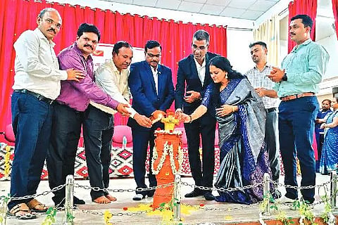 ದಾವಣಗೆರೆಯಲ್ಲಿ ಗುರುವಾರ ಅಂಚೆ ನೌಕರರಿಗೆ ವಿಭಾಗೀಯ ಪ್ರಶಸ್ತಿ ಪ್ರದಾನ ಉದ್ಘಾಟನಾ ಸಮಾರಂಭದಲ್ಲಿ ಡಾ. ವೆಂಕಟೇಶ್ ಕೆ, ಚಂದ್ರಶೇಖರ, ಡಾ. ಸತೀಶ ಕುಮಾರ್ ಪಿ. ವಲ್ಲೇಪುರೆ, ರೇಖಾ ಕೆ., ನರೇಂದ್ರ ನಾಯ್ಕ್ ಕೆ.ಎಂ, ಓಂಕಾರಮೂರ್ತಿ ಎಂ., ಸ್ವಾಮಿ ಜೆ.ಡಿ., ಅಶ್ವಥ್ ವಿ. ಇದ್ದರು.