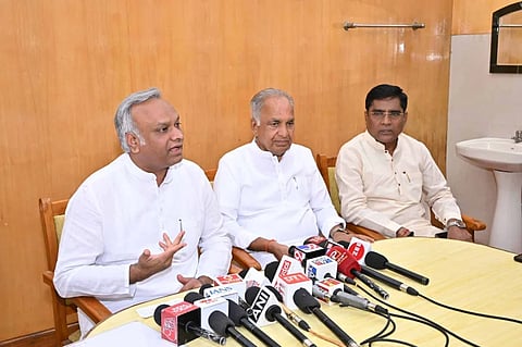ಸಚಿವ ಪ್ರಿಯಾಂಕ್ ಖರ್ಗೆ ಕಲಬುರಗಿಯಲ್ಲಿ ಮಾಧ್ಯಮದವರೊಂದಿಗೆ ಮಾತನಾಡಿದರು. ‌ಸಚಿವ ಎನ್.ಎಸ್.ಭೋಸರಾಜು, ಶಾಸಕ ಜಗದೇವ ಗುತ್ತೇದಾರ ಇದ್ದರು.