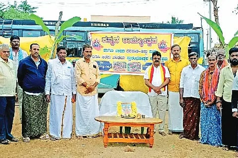 Country: ನಾಗಪ್ಪನಹಗಳ್ಳಿಗೇಟ್ ಮುಖ್ಯವೃತ್ತದಲ್ಲಿ ಭಾನುವಾರ ಕನ್ನಡ ರಾಜ್ಯೋತ್ಸವದಲ್ಲಿ ಭುವನೇಶ್ವರಿ ದೇವಿಗೆ ಪುಷ್ಪಾರ್ಚನೆ ಸಲ್ಲಿಸಲಾಯಿತು.