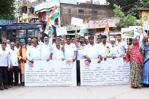 ದಾವಣಗೆರೆಯಲ್ಲಿ ಗುರುವಾರ, ಶಾಸಕ ಎಸ್.ಎಸ್. ಮಲ್ಲಿಕಾರ್ಜುನ್ ಅವರಿಗೆ ಉಪ ಮುಖ್ಯಮಂತ್ರಿ ಸ್ಥಾನ ನೀಡಬೇಕು ಎಂದು ಒತ್ತಾಯಿಸಿ ಅವರ ಅಭಿಮಾನಿಗಳು ಪ್ರತಿಭಟನೆ ನಡೆಸಿದರು. ಕಬೀರ್ ಖಾನ್, ಜಾಕೀರ್, ಫಾರೂಕ್, ರಫೀಕ್, ಸಾಬಿರ್ ಅಲಿ, ಅಬ್ದುಲ್ ಘನಿ, ಲಿಯಾಕತ್ ಇದ್ದರು.
