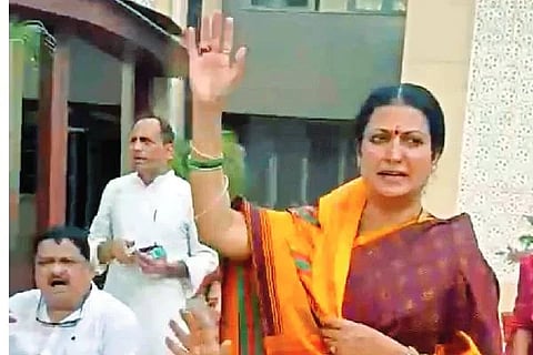 ನವದೆಹಲಿಯಲ್ಲಿ ಮಂಗಳವಾರ ಕಾಂಗ್ರೆಸ್ ಪಕ್ಷದಿಂದ ಹಮ್ಮಿಕೊಂಡಿದ್ದ ಧರಣಿಯಲ್ಲಿ ದಾವಣಗೆರೆ ಸಂಸದೆ ಡಾ. ಪ್ರಭಾ ಮಲ್ಲಿಕಾರ್ಜುನ್ ಭಾಗಿಯಾಗಿದ್ದರು.