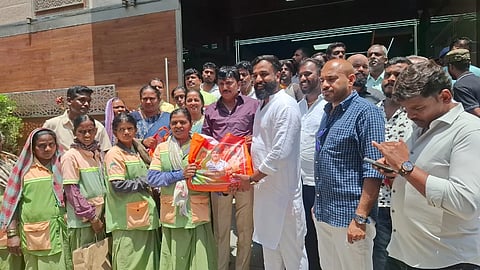 ಮಹದೇವಪುರ ಕ್ಷೇತ್ರದ ಯುವ ಮುಖಂಡ ಎಸ್ ಬಿ ಪಿ ಪ್ರಭು ಅವರು ತಮ್ಮ ಹುಟ್ಟು ಹಬ್ಬದ ಪ್ರಯುಕ್ತ ಹಗದೂರಿನಲ್ಲಿ  ಆಟೋಚಾಲಕರಿಗೆ ಅಕ್ಕಿ ಮೂಟೆ, ಪೌರ ಕಾರ್ಮಿಕರಿಗೆ ರೇಷನ್ ಕಿಟ್  ವಿತರಿಸಿದರು. ಈ ಸಂದರ್ಭದಲ್ಲಿ ಕ್ಷೇತ್ರ ನಗರ ಮಂಡಲ ಅಧ್ಯಕ್ಷ ಎನ್.ಆರ್.ಶ್ರೀಧರ್ ರೆಡ್ಡಿ, ರಾಜ್ಯ ಪರಿಷತ್ ಸದಸ್ಯ ಎಲ್ ರಾಜೇಶ್, ಶಾರದ ಪ್ರಭು, ರಾಜಾರೆಡ್ಡಿ, ಮಹೇಂದ್ರ ಮೋದಿ, ವರ್ತೂರು ಶ್ರೀಧರ್, ಯೋಗೇಶ್ ಆರಾಧ್ಯ, ಮಧು ಇತರರು  ಇದ್ದರು.