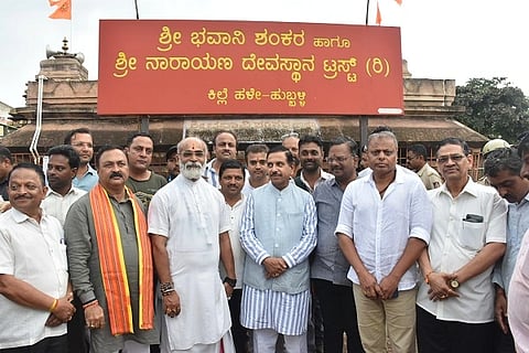 prahalad joshi ಹಳೇ ಹುಬ್ಬಳ್ಳಿಯ ಶ್ರೀ ಭವಾನಿಶಂಕರ ದೇವಸ್ಥಾನಕ್ಕೆ ಕೇಂದ್ರ ಸಚಿವ ಪ್ರಲ್ಹಾದ ಜೋಶಿ ಶನಿವಾರ ಭೇಟಿ ನೀಡಿ ಸ್ಥಳ ಪರಿಶೀಲಿಸಿದರು.