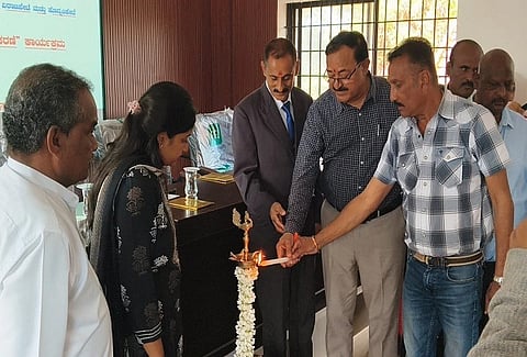 ಅಂತರರಾಷ್ಟ್ರೀಯ ಪ್ರಜಾಪ್ರಭುತ್ವ ದಿನಾಚರಣೆ ಕಾರ್ಯಕ್ರಮವನ್ನು ಚೆಪ್ಪುಡೀರ ಅರುಣ್ ಮಾಚಯ್ಯ ಅವರು ಉದ್ಘಾಟಿಸಿದರು. ಸಿ.ಎಸ್.ಸಂಜನಾ ಕೆ.ರಮೇಶ್, ಕಾಳೀಮಾಡ ಪ್ರಶಾಂತ್ ಇತರರಿದ್ದರು.