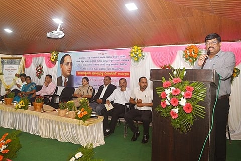 ಅಂತರರಾಷ್ಟ್ರೀಯ ಪ್ರಜಾಪ್ರಭುತ್ವ ದಿನಾಚರಣೆ ಕಾರ್ಯಕ್ರಮದಲ್ಲಿ ಎಸ್.ಜೆ.ಸೋಮಶೇಖರ್ ಮಾತನಾಡಿದರು. ಶೇಖರ್, ದಯಾನಂದ, ಪಿ.ಕಲಾವತಿ ಇತರರಿದ್ದರು.