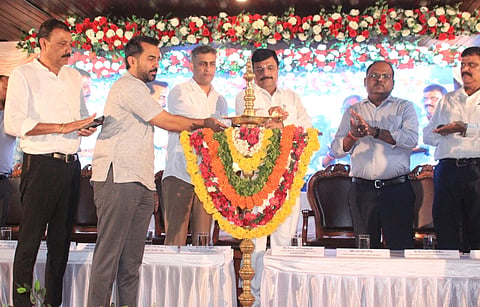 ನಗರದ ಡಾ.ಬಿ.ಆರ್.ಅಂಬೇಡ್ಕರ್ ಭವನದಲ್ಲಿ ಶನಿವಾರ ನಡೆದ ಪ್ರಜಾಸೇವಾ ಆಂದೋಲನಕ್ಕೆ ಕೊಡಗು ಜಿಲ್ಲಾ ಉಸ್ತುವಾರಿ ಸಚಿವರು ಹಾಗೂ ಕೃಷಿ ಸಚಿವ ಪಿ.ಎಂ.ನರೇಂದ್ರ ಸ್ವಾಮಿ ಚಾಲನೆ ನೀಡಿದರು. ಎ.ಎಸ್.ಪೊನ್ನಣ್ಣ, ಡಾ.ಮಂತರ್ ಗೌಡ, ಧರ್ಮಜ ಉತ್ತಪ್ಪ ಇತರರಿದ್ದರು.
