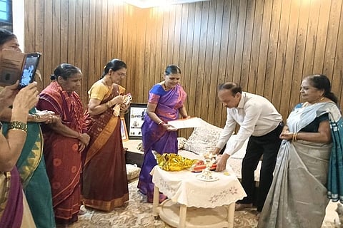 prakash joshi ನೂತನವಾಗಿ ಆರಂಭಿಸಿರುವ ಶ್ರೀ ದತ್ತಾ ಭಜನಾ ಮಂಡಳಿಯನ್ನು ಶ್ರೀ ದತ್ತಾ ಇನ್‌ಫ್ರಾಟೆಕ್ ವ್ಯವಸ್ಥಾಪಕ ನಿರ್ದೇಶಕ ಪ್ರಕಾಶ ಜೋಶಿ ಅವರು ಹುಬ್ಬಳ್ಳಿಯ ಶ್ರೀ ದತ್ತಾ ನಿವಾಸದಲ್ಲಿ ಗುರುವಾರ ಉದ್ಘಾಟಿಸಿದರು.