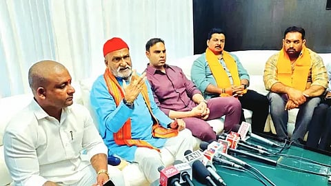 ದಾವಣಗೆರೆಯಲ್ಲಿ ಗುರುವಾರ ಸುದ್ದಿಗಾರರೊಂದಿಗೆ ಶ್ರೀರಾಮಸೇನೆ ರಾಷ್ಟ್ರೀಯ ಅಧ್ಯಕ್ಷ ಪ್ರಮೋದ್ ಮುತಾಲಿಕ್ ಮಾತನಾಡಿದರು. ಮಣಿ ಸರ್ಕಾರ್, ಪಿ. ಸಾಗರ್,  ಶ್ರೀಧರ್, ಶ್ರೀಧರ್ ಕಮ್ಮಾಸ್, ರಾಜು ದೊಡ್ಮನಿ ಇದ್ದರು.